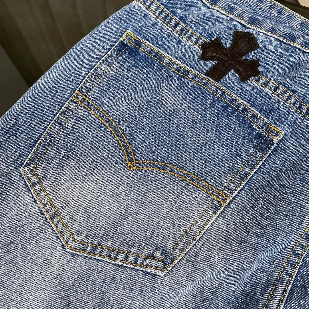 🅿️240 Chroe Hets CH classic blue and black leather jeans, priced at 4W level, patchwork cross pattern embellishment, women's high-waisted washed jeans! ! Absolutely high-end luxury products, 1.9W level god-level single products, super popular products, built with top heavy industry, a magic weapon that cannot be missed [About Zangyin] This is an extremely luxurious fashion brand that can also be called the aristocrats of the high street. It has always been an exclusive brand for some hipsters or rich second generations. Compared with ordinary high streets, it is more luxurious and noble. Compared with luxury brands, it has a more fashionable personality and has always been a brand that I have a special liking for. A6632 [Top heavy industry fashionable design] Consistently high-street luxury style creation. Speaking of this style, the Zangyin family and GU family are definitely the leading representative brands. Especially the Zangyin family has really achieved a state-of-the-art effect in creating high-street style. The color system of this model is made of unique washed materials. It is already quite eye-catching. It is decorated with pink patchwork cross flowers, which cleverly highlights the charm of the brand. Secondly, this model uses classic The classic high-waist cutting design highlights the long legs and the fashionable temperament of the upper body. The brand is highly recognizable and the slim fit configuration is more suitable for daily wear. This product is a product that interprets personality, fashion, and specifications at a glance. This single product is enough to make any fan excited. It can be a white T-shirt for youthful preppy style, or a tight sling for royal lady style. It has strong matching ability and can be easily controlled by men.  [Material and craftsmanship] Needless to say, this point goes without saying. As an excellent craftsman brand, Zangyin has really perfect requirements for details and craftsmanship. The washed color of this model has gone through so many processes, not to mention the embellishment of the denim appliqués. It is also purely handmade and sewn. Just like what they believe in, only handmade things have soul and have the meaning of wear. A top-notch heavy-duty fashionable denim item, I look forward to your perfect interpretation! ! 28-34 corresponds to S-XL